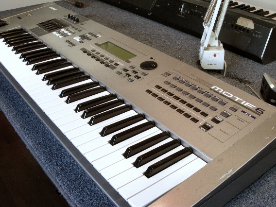 Yamaha MOTIF6 Keyboard